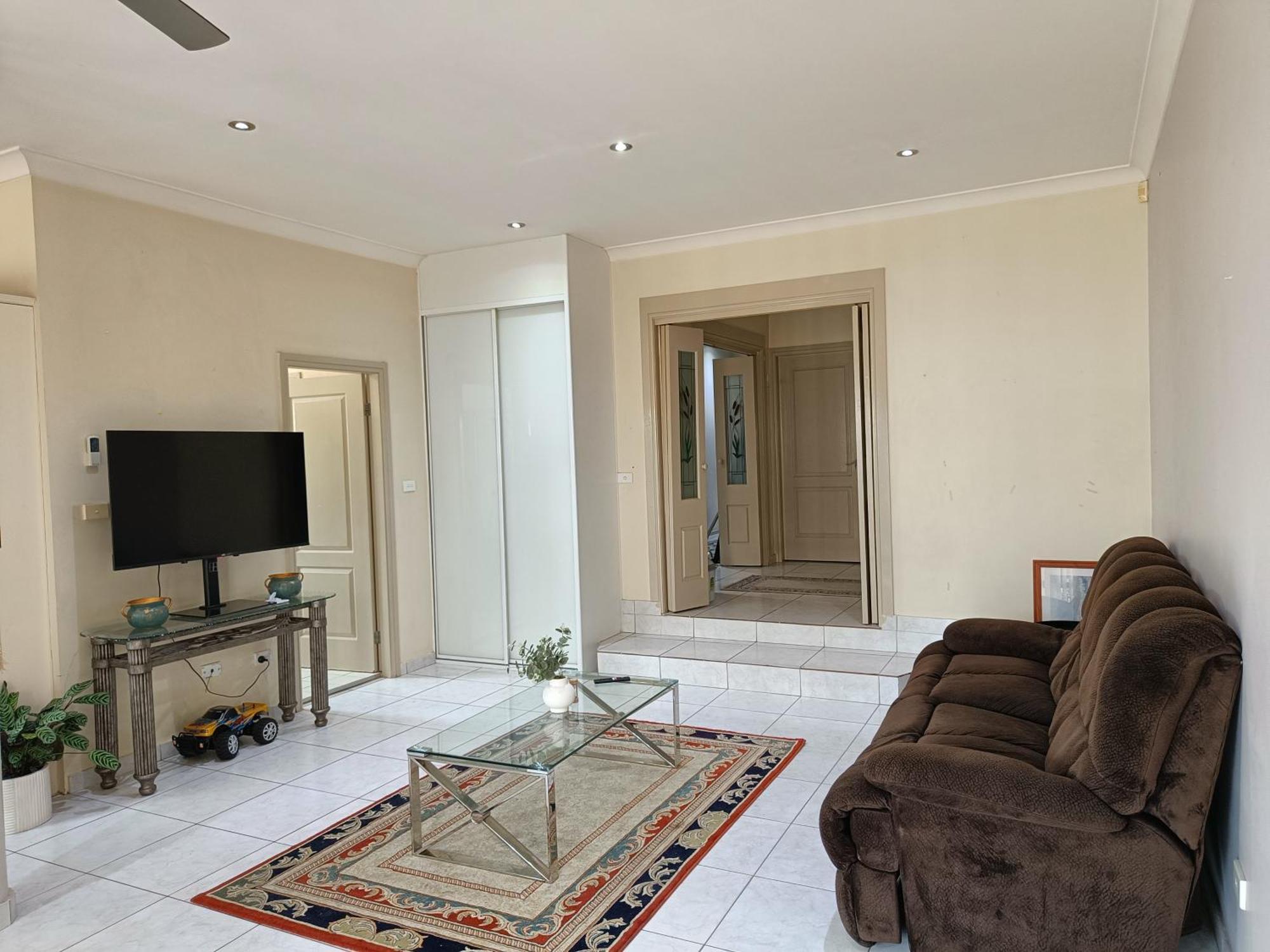 Two Single Beds With Balcony G2 Homestay Guildford