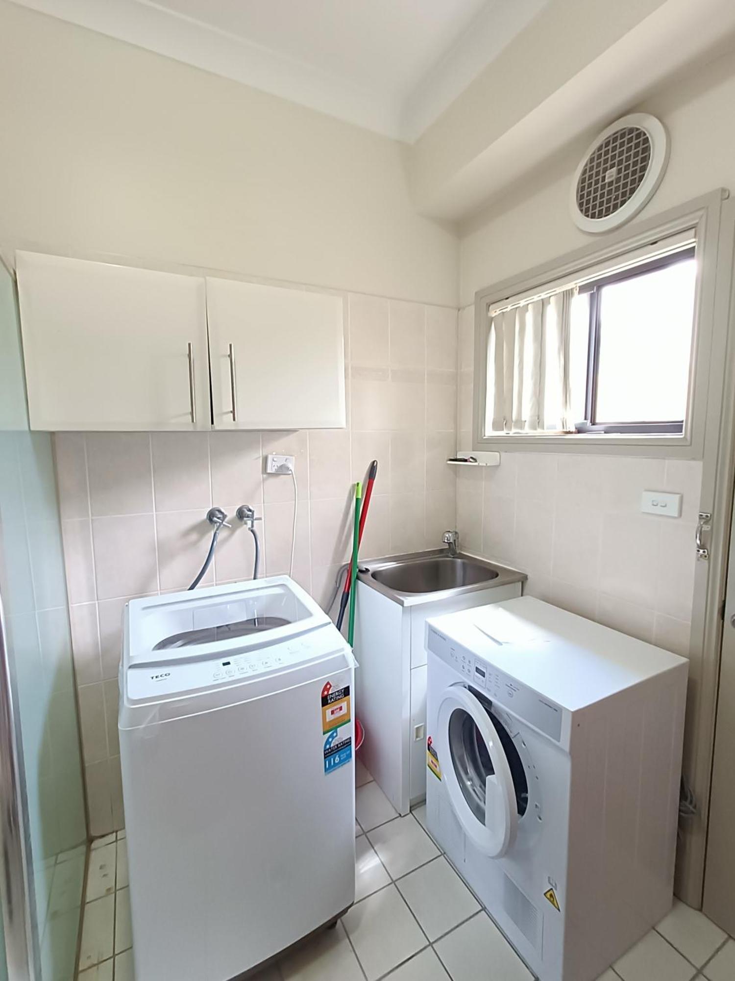Homestay Two Single Beds With Balcony G2 Guildford