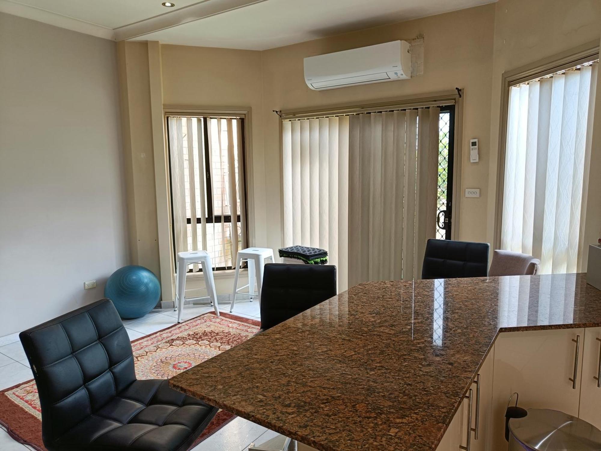 Homestay Two Single Beds With Balcony G2 Guildford